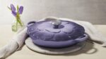 Cacerola estofadora de pétalos Le Creuset 21964026511041 hierro fundido esmaltado 2.25 cuartos de galón color provenza c