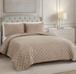Juego de Edredón Matrimonial Queen BCBG Maeve YMF Carpets Inc BBAQ000304 felpa en relieve 3 piezas color marrón