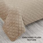 Juego de Edredón Matrimonial Queen BCBG Maeve YMF Carpets Inc BBAQ000304 felpa en relieve 3 piezas color marrón