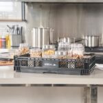 Cajones de plástico apilables plegables Cater Tek Restaurantware RWP2009B color negro paquete 10 piezas