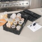 Cajones de plástico apilables plegables Cater Tek Restaurantware RWP2009B color negro paquete 10 piezas