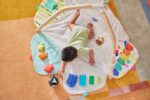 Lovevery, El gimnasio de juego con hebras sensoriales, tapete de juego para el tiempo boca abajo con zonas de desarrollo