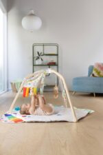 Lovevery, El gimnasio de juego con hebras sensoriales, tapete de juego para el tiempo boca abajo con zonas de desarrollo