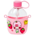 Botella para agua de plástico Rosita Fresita Strawberry Shortcake Silver Buffalo SBK978ST 22.5 onzas con correa y dijes
