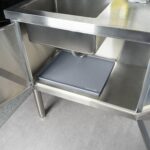 Tapete impermeable bajo lavabo Restaurantware RWT2611DG-MC 22 x 19 pulgadas silicona gris oscuro resistente al calor pro