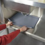 Tapete impermeable bajo lavabo Restaurantware RWT2611DG-MC 22 x 19 pulgadas silicona gris oscuro resistente al calor pro