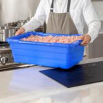 Caja de almacenamiento de alimentos apilable apta para lavavajillas y congelador Restaurantware RWT2449BL-MC plástico 63