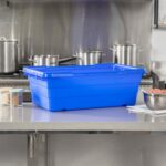 Caja de almacenamiento de alimentos apilable apta para lavavajillas y congelador Restaurantware RWT2449BL-MC plástico 63