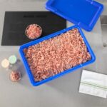 Caja de almacenamiento de alimentos apilable apta para lavavajillas y congelador Restaurantware RWT2449BL-MC plástico 63