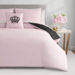 Juego de ropa de cama en bolsa Juicy Couture Crown Sparkle YMF Carpets Inc. JYAO004302 reversible sólido King negro rosa
