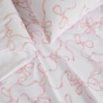 Juego de edredon estampado lazos Truly Soft Pem America CS6624PKFQ-1500 tamano Full Queen blanco rosa 3 piezas