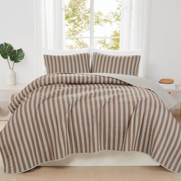 Juego de quilt 3 piezas Weston Stripe marrón Truly Soft Pem America QS6623BRKG-2600 King con fundas de almohada