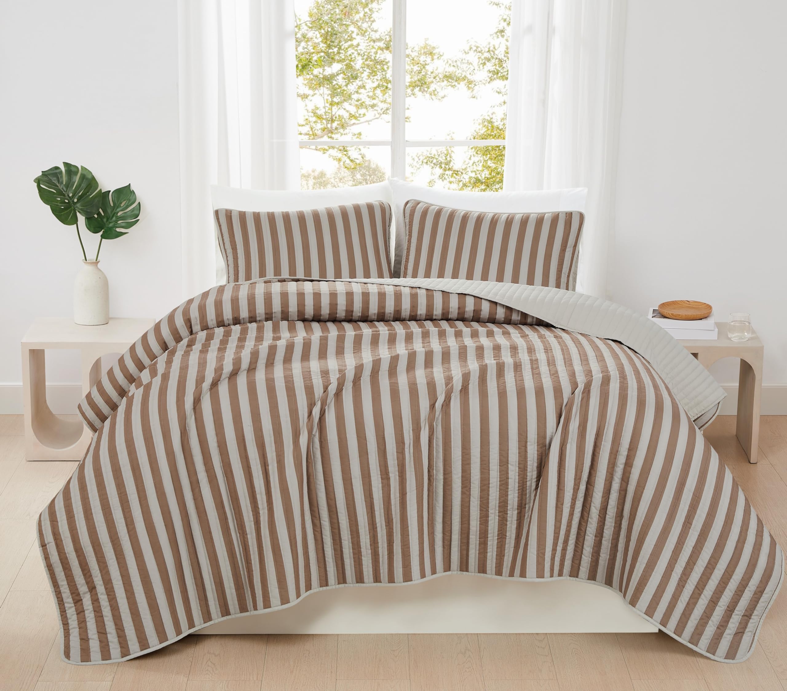 Version 1.0.0 Juego de quilt 3 piezas Weston Stripe marrón Truly Soft Pem America QS6623BRKG-2600 King con fundas de almohada