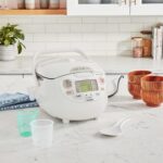 Zojirushi Arrocera y calienta arroz Neuro Fuzzy, 5–1/2 tazas (crudas), calidad premium, color blanco, Blanco