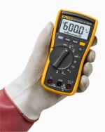 Fluke 115 Multímetro digital, mide voltaje CA/CC hasta 600 V y corriente hasta 10 A, mide resistencia, continuidad, frec