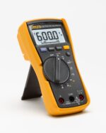 Fluke 115 Multímetro digital, mide voltaje CA/CC hasta 600 V y corriente hasta 10 A, mide resistencia, continuidad, frec