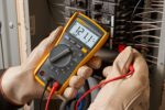 Fluke 115 Multímetro digital, mide voltaje CA/CC hasta 600 V y corriente hasta 10 A, mide resistencia, continuidad, frec