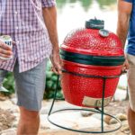 Parrilla Kamado Joe Joe Jr KJ13RH Portátil de Cerámica 13.5 Pulgadas Color Rojo con Soporte de Hierro Fundido y Rejilla