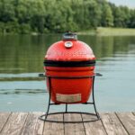 Parrilla Kamado Joe Joe Jr KJ13RH Portátil de Cerámica 13.5 Pulgadas Color Rojo con Soporte de Hierro Fundido y Rejilla