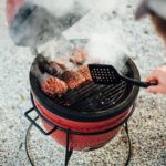 Parrilla Kamado Joe Joe Jr KJ13RH Portátil de Cerámica 13.5 Pulgadas Color Rojo con Soporte de Hierro Fundido y Rejilla