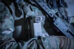 Streamlight 14031 Sidewinder - Linterna militar impermeable LED de 55 lúmenes con (2) pilas alcalinas AA y montaje en E