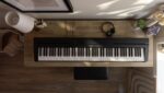 Yamaha P71 - Piano digital con pedal de sostenido y fuente de alimentación (88 teclas)
