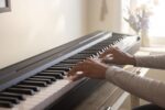 Yamaha P71 - Piano digital con pedal de sostenido y fuente de alimentación (88 teclas)