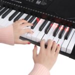Joy Teclado de música de iluminación de 61 teclas con función de reproductor de música USB, incluye auriculares, soporte