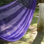 Hamaca Maya NOVICA 282146 de Nailon Tejida a Mano XL para 2 Personas Color Púrpura con Ganchos en S de Acero