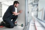 Bosch GLL 100 GX Láser de línea cruzada autonivelante de haz verde de 100 pies, incluye 3 pilas AA, dispositivo de posic