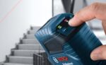 Bosch GLL 100 GX Láser de línea cruzada autonivelante de haz verde de 100 pies, incluye 3 pilas AA, dispositivo de posic