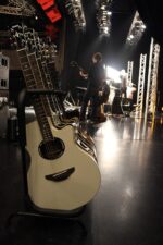 Yamaha APX600 VW - Guitarra acústica-eléctrica de cuerpo delgado, blanco vintage