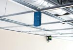 BOSCH LR8 Receptor láser de línea de haz rojo y verde de 165 pies, incluye soporte de montaje, 2 pilas AA y bolsa para c