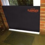 Compuerta contra Inundaciones Quick Dam QDFG25 Ancho Ajustable 25 a 30 Pulgadas Altura 26 Pulgadas Marco de Acero Funda