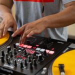 Numark Scratch | Mezclador de arañazos DJ de dos canales para Serato DJ Pro (incluido) con Innofader Crossfader, licenci