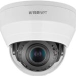 Cámara Domo IR de Red Interior Hanwha Wisenet QND-8080R 5 MP Lente Varifocal Motorizada 3.2 a 0.394 Pulgadas 3.1x Conexi
