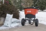 Esparcidor Comercial de Empuje Agri-Fab 45-0548 130 libras Naranja Negro