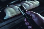 Streamlight 78101 Stinger 2020 - Linterna profesional recargable de 2000 lúmenes con cargador de soporte de 120 V AC/12