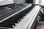 Yamaha DGX-670B, Piano digital con 88 teclas con interruptor de pie de sostenido y atril para partituras, Negro - El sop