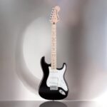 Guitarra eléctrica Squier Affinity Series Stratocaster, con garantía de 2 años, color negro, diapasón de arce