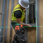 Klein Tools 93PLL - Nivel láser autonivelante con planos verdes brillantes de 3x360 grados, batería recargable, montaje