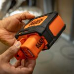 Klein Tools 93PLL - Nivel láser autonivelante con planos verdes brillantes de 3x360 grados, batería recargable, montaje