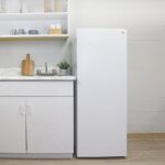 Koolatron Congelador vertical blanco de 7.0 pies cúbicos de capacidad, 4 estantes de rejilla fija, listo para garaje, al