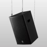Yamaha Altavoz alimentado serie DHR, 1000W, 15" LF, controlador de compresión HF de 1.4 "con carcasa de madera contracha
