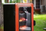 Fumador de Gas Vertical Pit Boss 10773 Serie 3 Rojo Hammertone 880 Pies Cuadrados