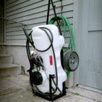Rociador de Remolque Brinly ST-152BH-A Autoalmacenable 15 Galones Blanco Mate
