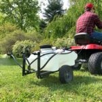Rociador de Remolque Brinly ST-152BH-A Autoalmacenable 15 Galones Blanco Mate