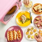 Nostalgia Horno microondas para encimera con interior fácil de limpiar, microondas retro con pantalla LED y bloqueo para