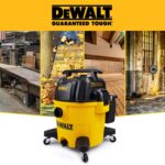 DEWALT Aspiradora de tienda de 10 galones en húmedo y seco, aspiradora de polietileno en seco de 5.5 HP con accesorios,