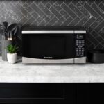 Horno microondas West Bend 900-Watts compacto con 10 niveles de potencia y 6 ajustes de pre-cocción, descongelación rápi